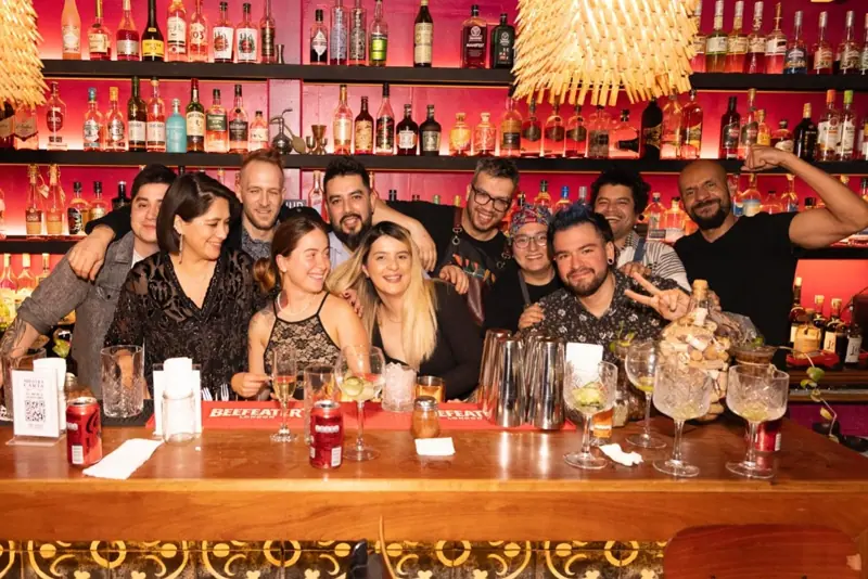 El equipo de Almud reunido tras la barra