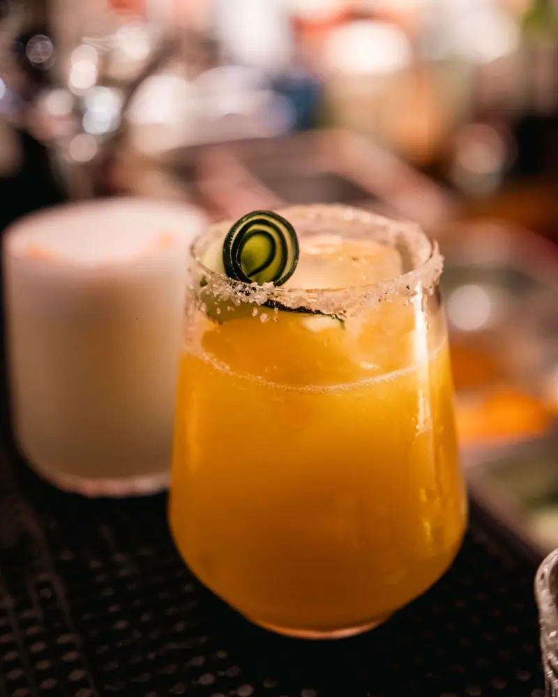 Mocktail naranjo de mango con borde de sal