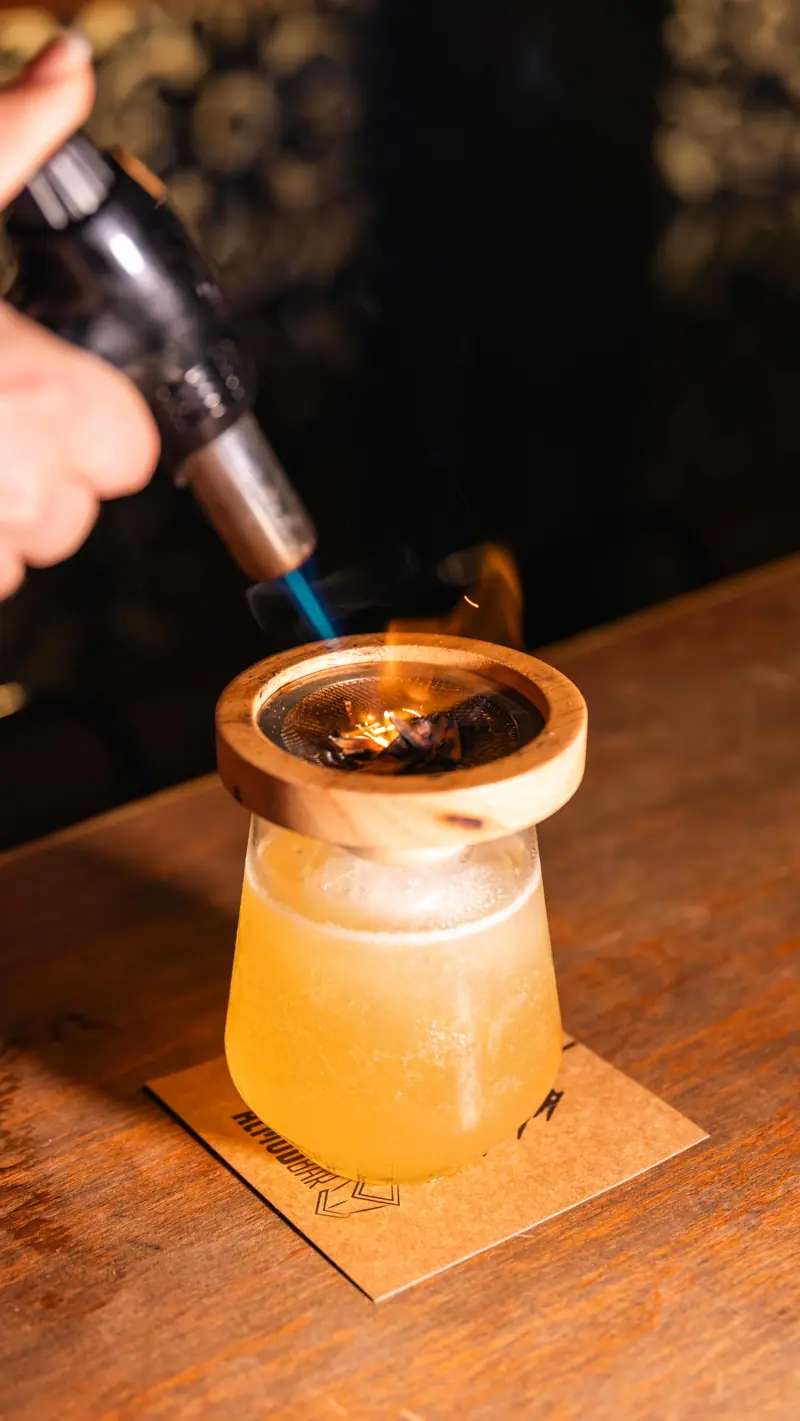 Sour especiado flameado en la barra