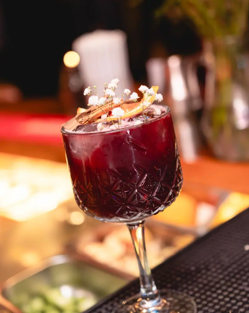 Copa de sangría de la casa con fruta y flores