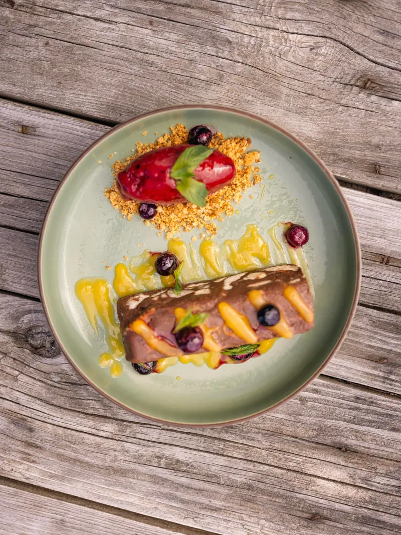 Postre de turrón de chocolate con sorbete