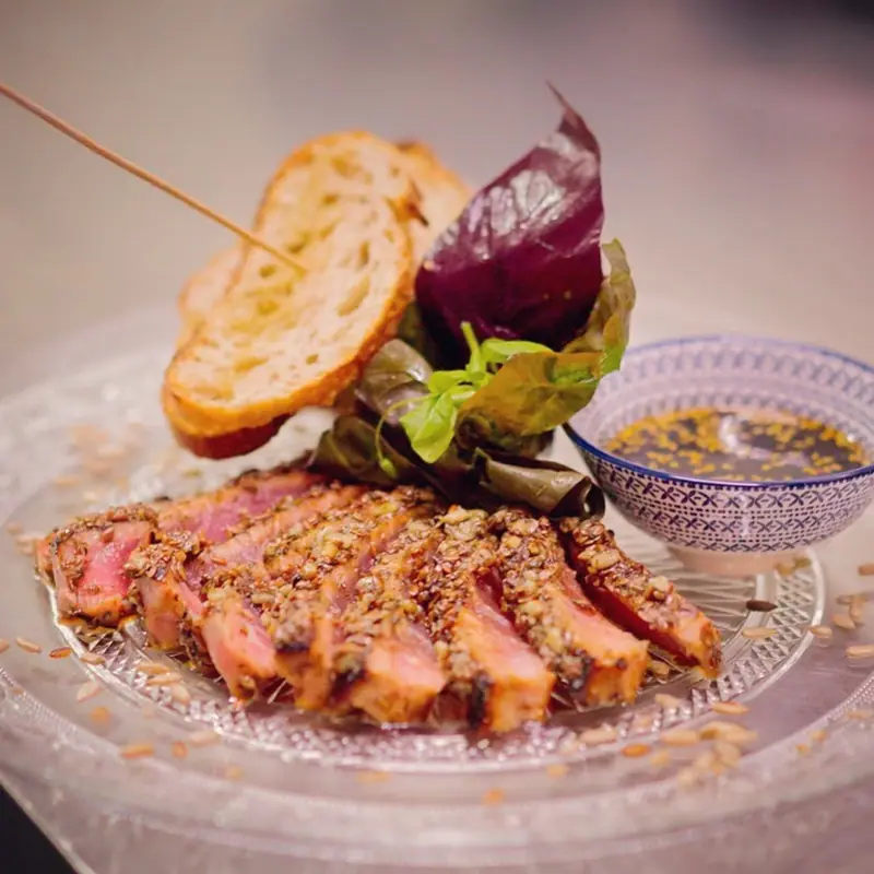 Tataki de atún sellado con pan de la casa