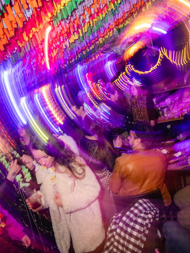 Fiesta de los 12 años de Almud con luces violeta