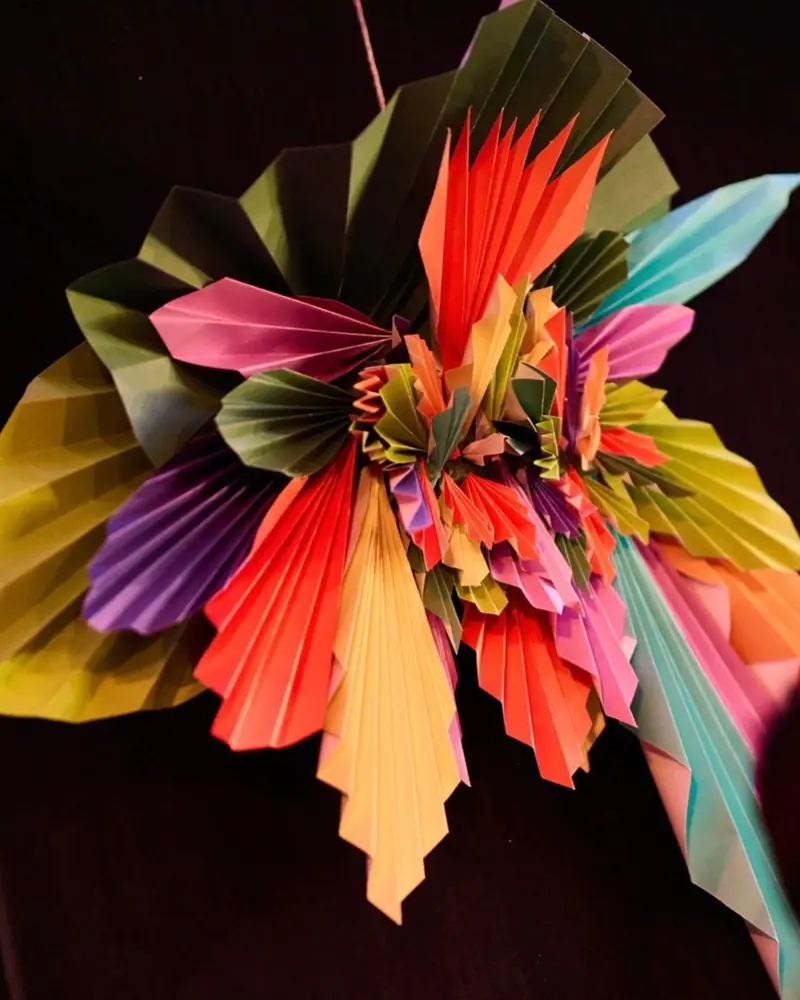 Flor de papel de colores de la decoración de primavera