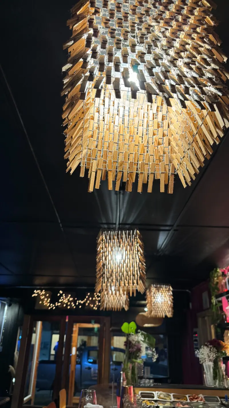 Lámparas de varillas de madera encendidas sobre el salón