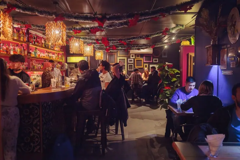 El salón interior lleno, con la barra al fondo
