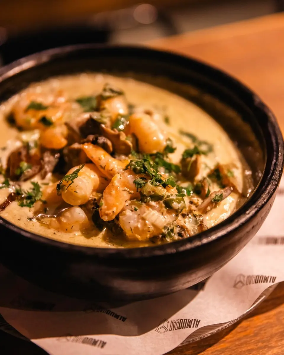 Cazuela de greda con camarones, champiñones y salsa cremosa
